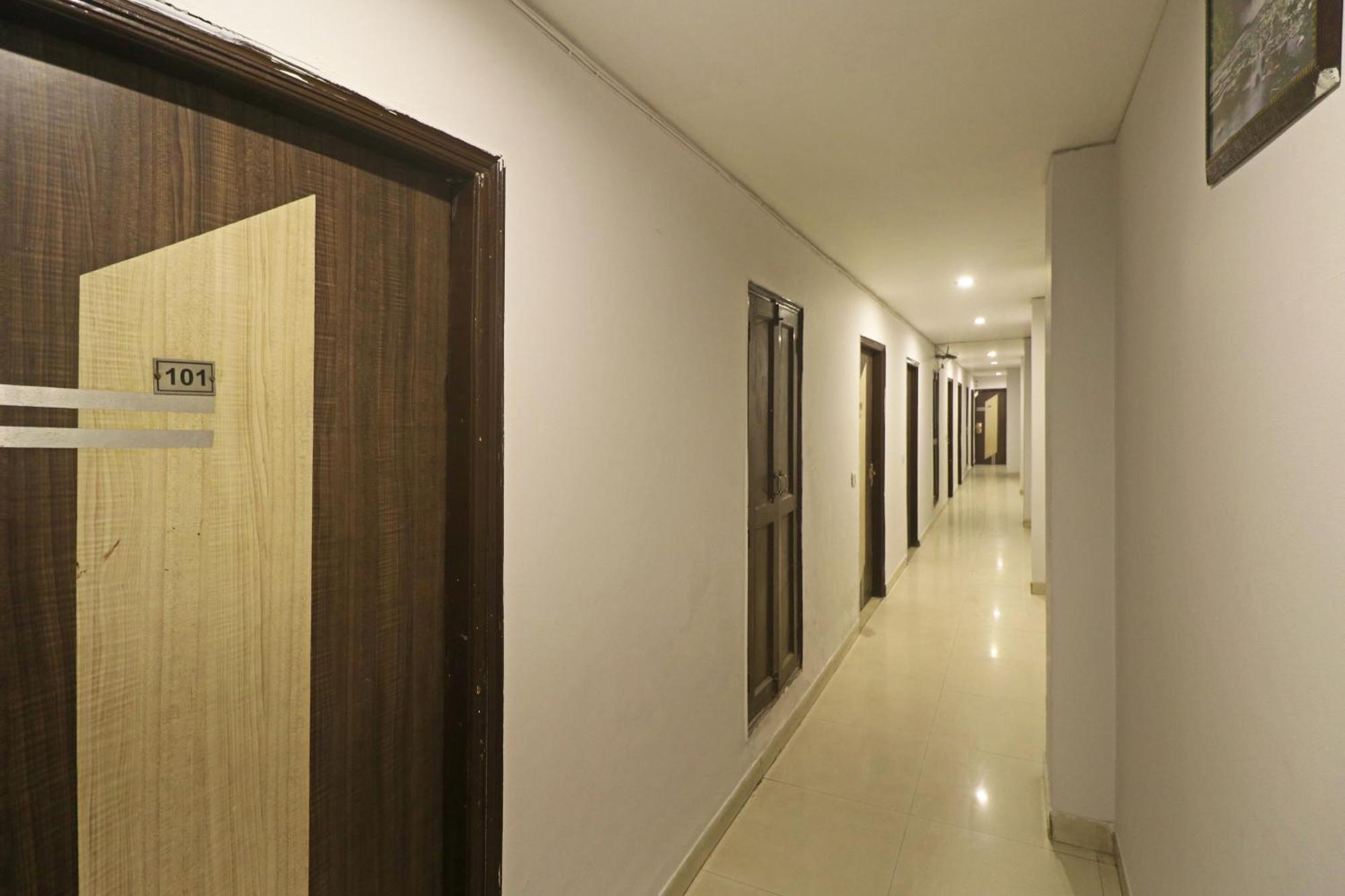 Airport Samara Inn New Delhi Exterior foto
